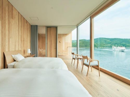 【Entôについて】 隠岐ユネスコ世界ジオパークの拠点施設と宿泊施設からなるジオホテル。海士町に息づく「ないものはない」という価値観を根底に、削ぎ落とした「ない」空間を追究しています。