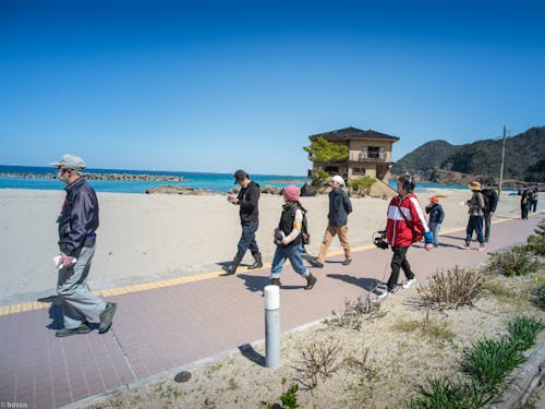 まちなみ歩きはブラタケノ運営委員会の皆さんによる案内で