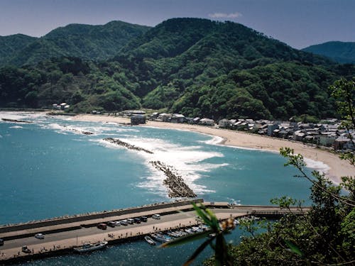 竹野浜沿いに密集する焼板の家々