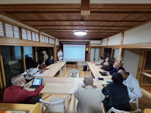 2020年度に行われた、高齢者向けタブレット教室。