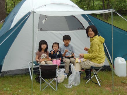 新潟の田舎で家族キャンプをしている様子