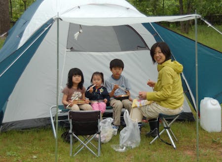 新潟の田舎で家族キャンプをしている様子
