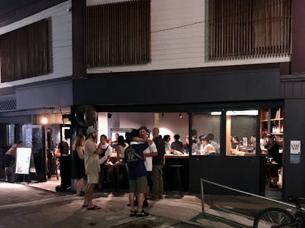 トレードマークの通りに面した大窓に人が集う