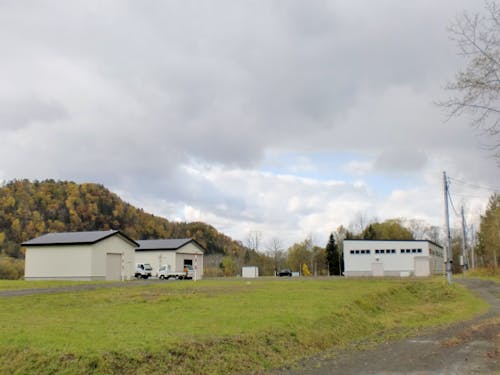 飼育施設を少し離れた位置から見た様子