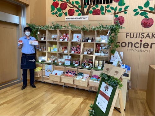 ふじさき食彩テラスで町の情報発信や各種案内を行っているふじさきコンシェルジュ