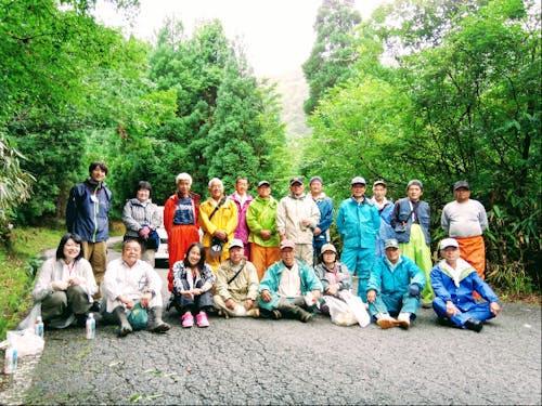 集落での草刈り作業終了後に