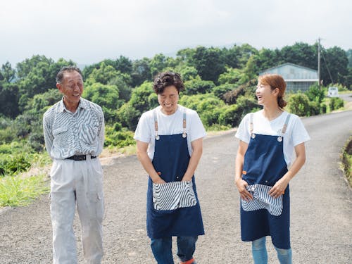 木原さん(みかん農家、写真左)と奥さんご夫妻(蕎麦粉スイーツ、写真中・右)はとっても仲良し!