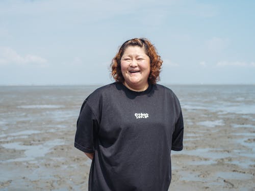 海苔漁師の松本さん。有明海の肥沃な干潟でおいしい海苔を育んでいます。