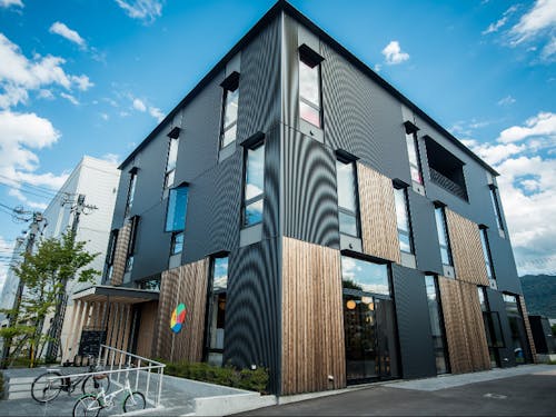 スナバの外観。塩尻駅から徒歩5分ほど、1階のワンフロアがスナバとして運営されています。