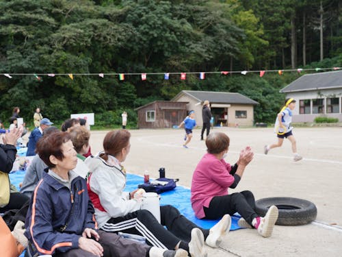 地域のみんなが集まって開催する運動会。老若男女、みんなで応援し合います。