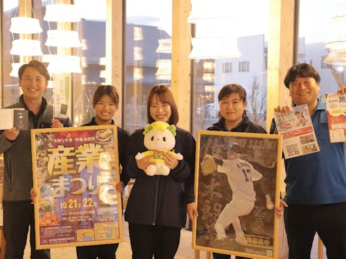 観光物産協会で活動したインターン生(中央)