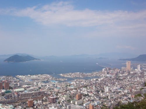 市街地と瀬戸内海