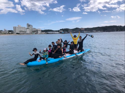 複数家族が1つのサップに乗り、交流が深まります!