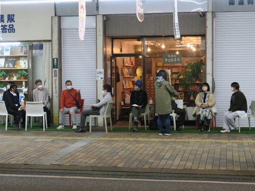 商店街の歩道も対話の場に