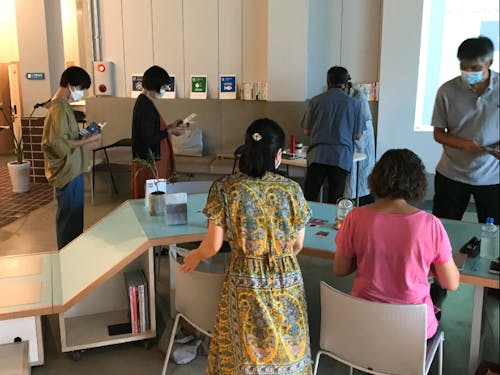 多様な人がゲームを通じて交流します。