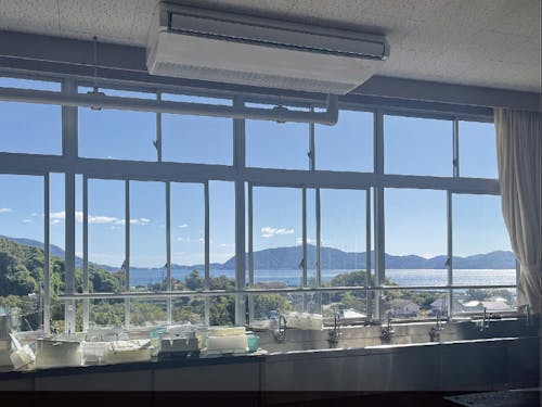 佐賀小学校の教室から見える瀬戸内海