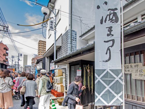 市の中心部で行われる「酒まつり」