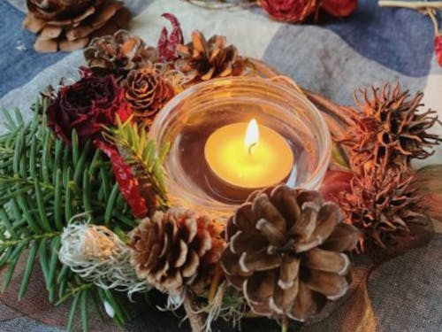 リースは壁にかけて飾ることも、置いて楽しむこともできます