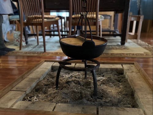 自給自足生活をしながら予約が入ったときのみオープンする料理店。囲炉裏を囲みながら夕食をいただきましょう。