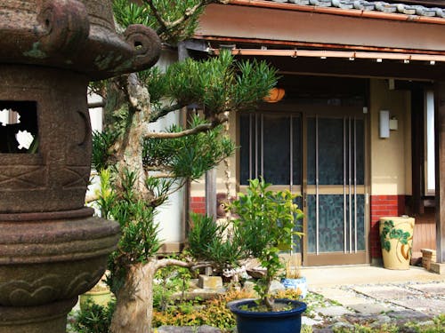 温泉街にあるお試し住宅は、空き家を活用。