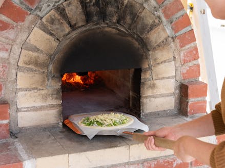 ほっこり奥松で人気の、手作り石窯で焼くピザ焼き体験