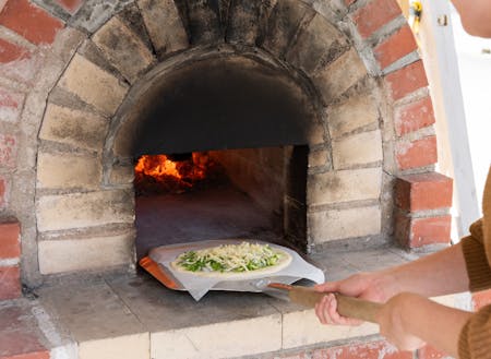 ほっこり奥松で人気の、手作り石窯で焼くピザ焼き体験