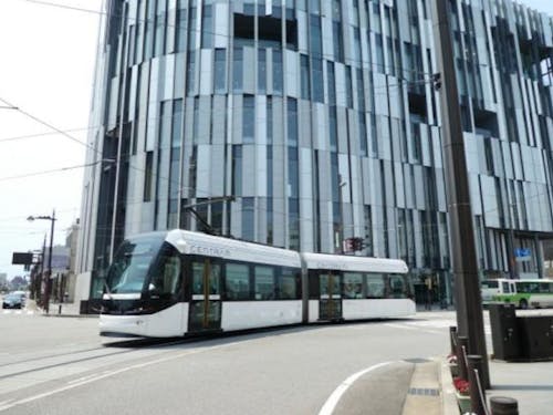 富山市ガラス美術館と市内電車