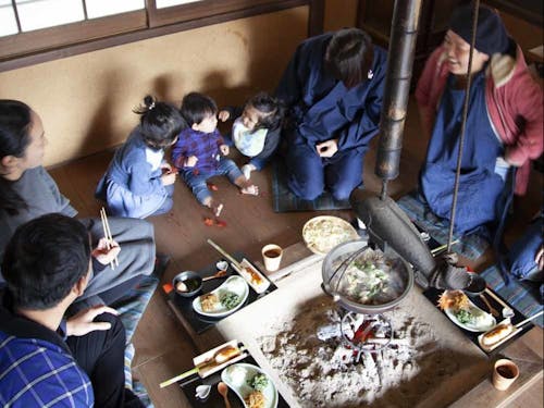 囲炉裏を囲むぬくもり