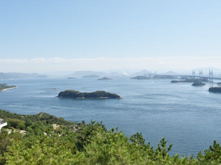鷲羽山から眺めた瀬戸内海（真ん中に浮かぶ小さな島が松島です）