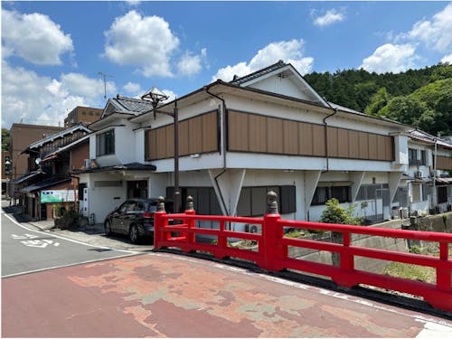 粉河寺大門のすぐ手前に位置する「三笠館」