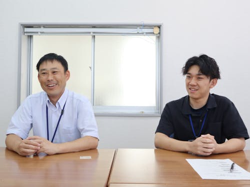 東彼杵町役場の総務課・山下晋弘さん(左)と産業振興課・藤川空さん(右)