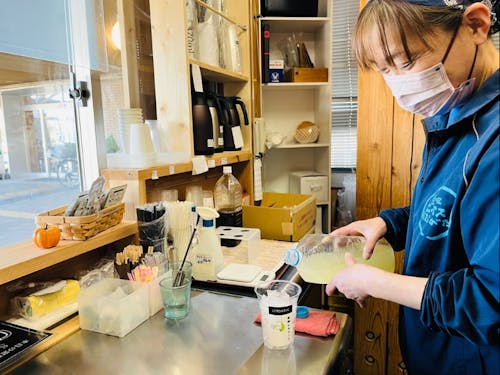 ビオスおおがたのKUJIRA COFFEE内の様子