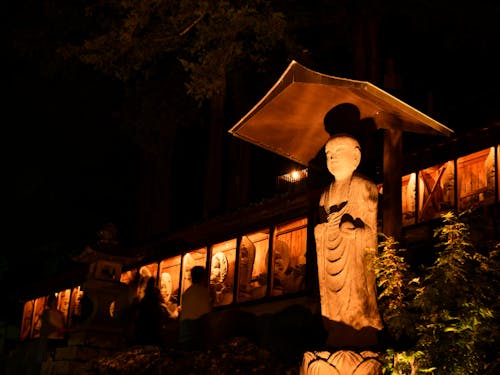 伊那市高遠町の建福寺の石仏ライトアップ