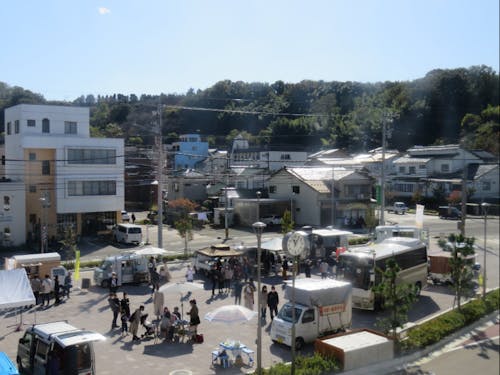 駅前広場で月に1回イベントが開かれています