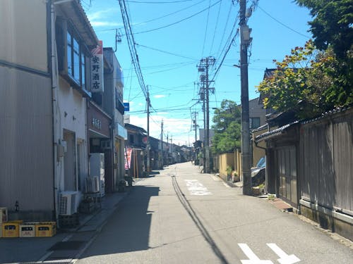 歴史あるまちなみは金沢市の「こまちなみ保存区域」に指定されています