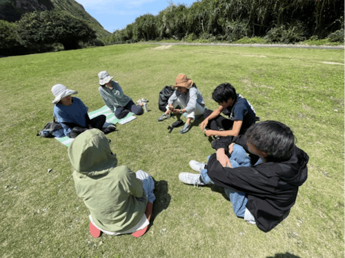 沖永良部島の国立公園で対話している様子