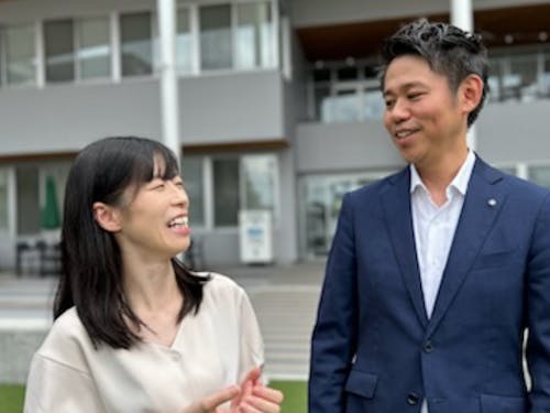 三宅町長森田(写真右)地域おこし協力隊山本(写真左)