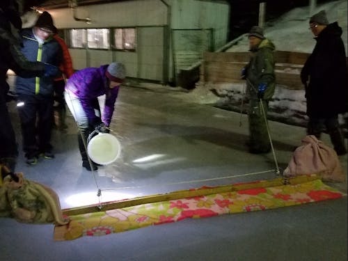 雑巾がけと言われる氷を磨き上げる作業は大会前の特別な準備