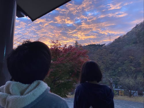 早朝の素敵な朝焼けを見る学園生