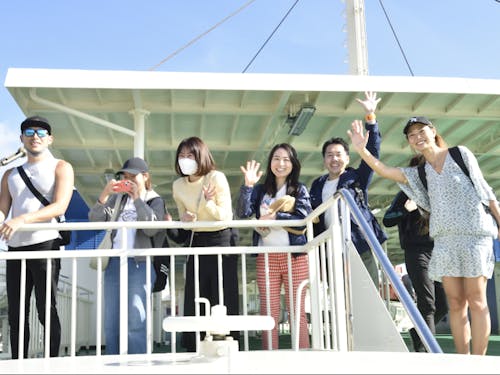 島への到着前から、参加者同士も仲良く!(昨年度の様子)