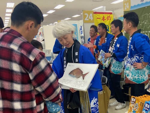 お魚クイズの解説をする隊員