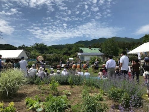 休日は地元の人との交流も!