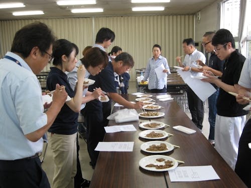 商品開発のための試食会の様子