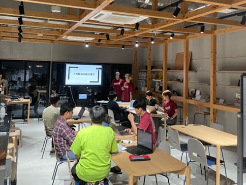 シェアハウスでのワーク風景です