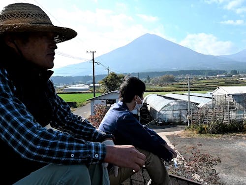 花屋の屋根からガーデンを見渡す信英さんと喜田さん。
