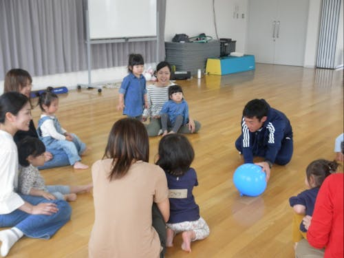 地域の親子に体操指導(スポーツ振興コーディネーター)