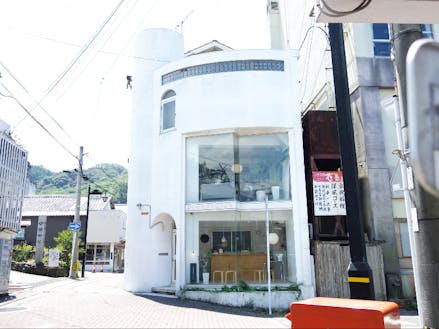 小浜町在住デザイナー、古庄悠泰さんの「景色デザイン室」外観。1Fは休日に営業するカフェ。