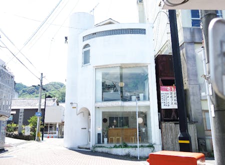 小浜町在住デザイナー、古庄悠泰さんの「景色デザイン室」外観。1Fは休日に営業するカフェ。