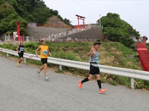 絶景が広がる元乃隅神社の横を走ります