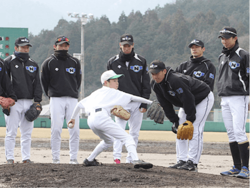 NOMOベースボールクラブの選手による少年野球教室